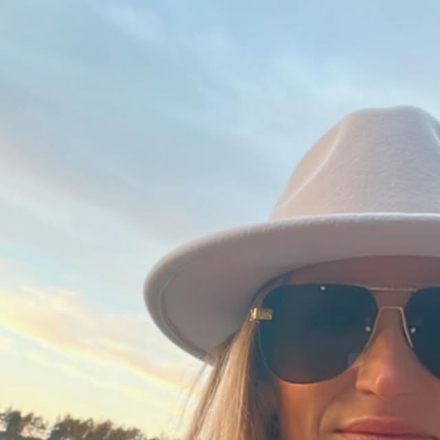Helena Koivulla kirppispäivä vaatteiden kanssa